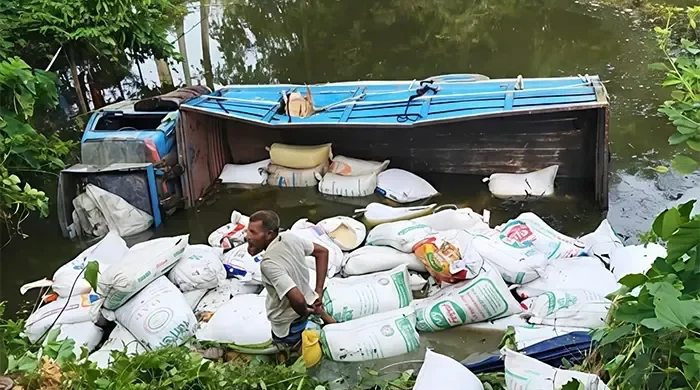 গাইবান্ধায় ট্রাক দুর্ঘটনা ও খাদে পড়ে হেলপার নিহত